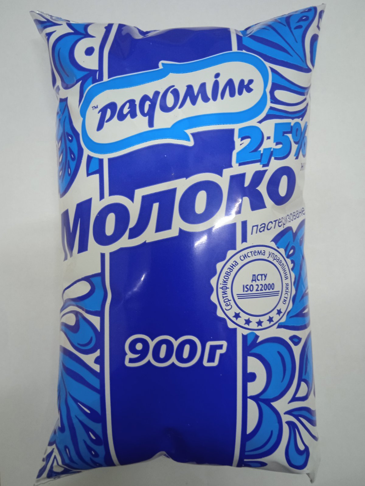 Молоко пастеризоване РАДОМІЛК 2,5% 900 г., плівка поліетиленова